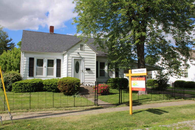 207 W Curry Street, Fairfield, IL