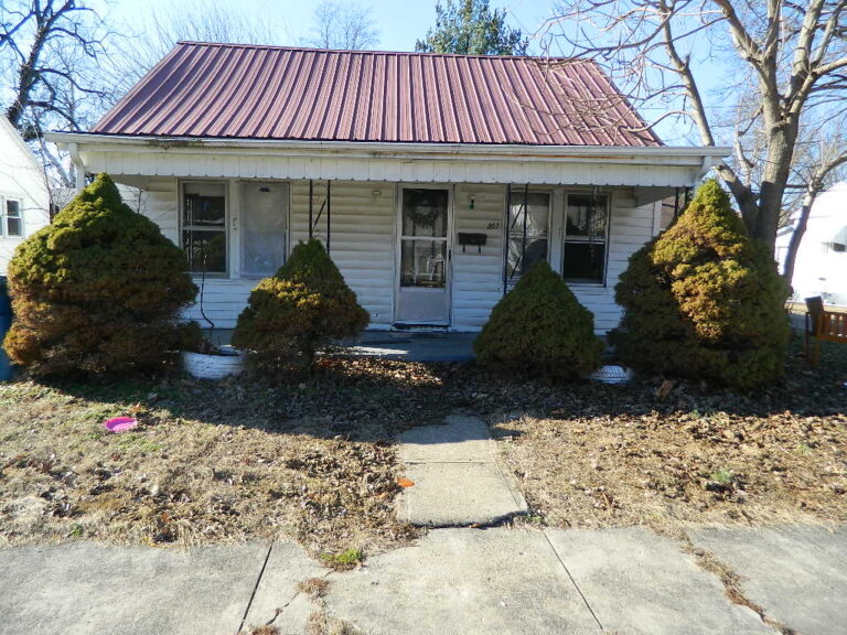 307 NE 2nd Street. Fairfield, Illinois