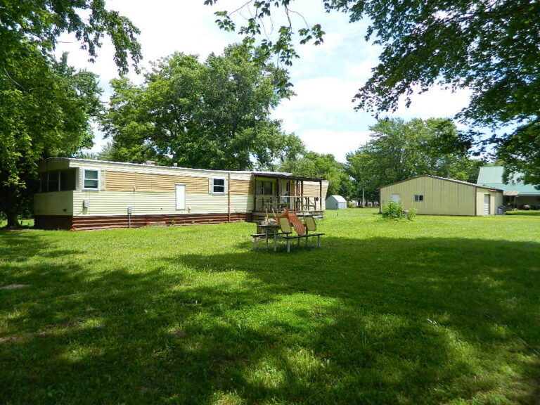 222 W Wayne St. Geff, Illinois
